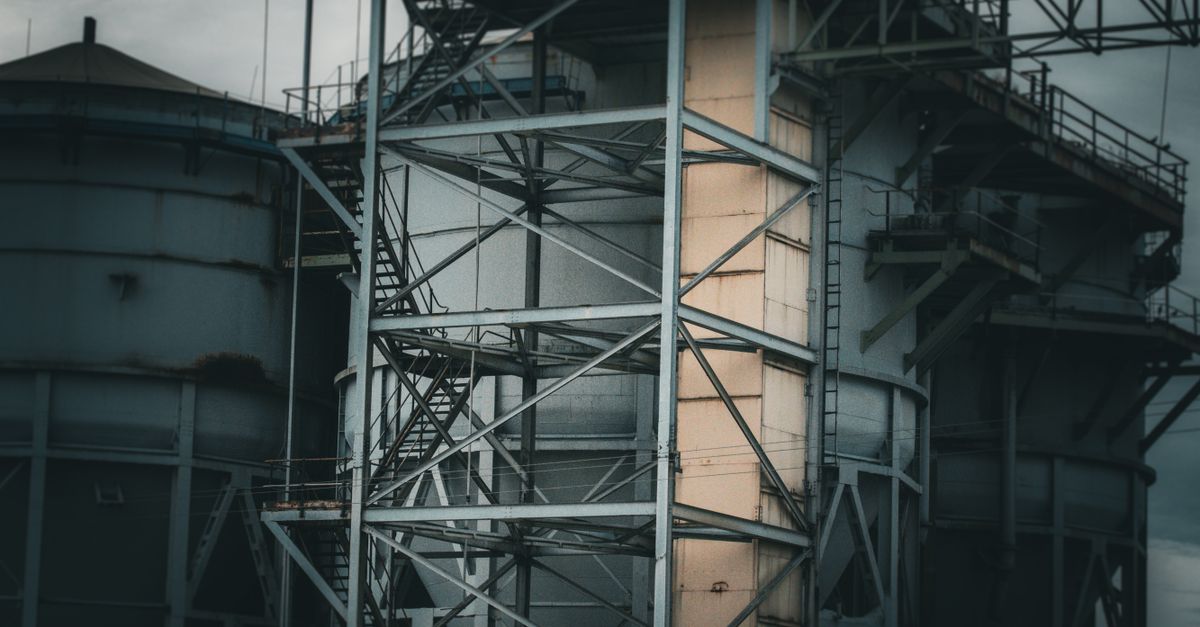 Plataforma metálica de pesaje industrial sobre suelo de almacén