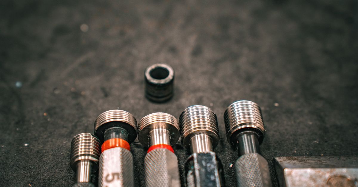 Pesas metálicas de precisión ordenadas sobre una superficie clara